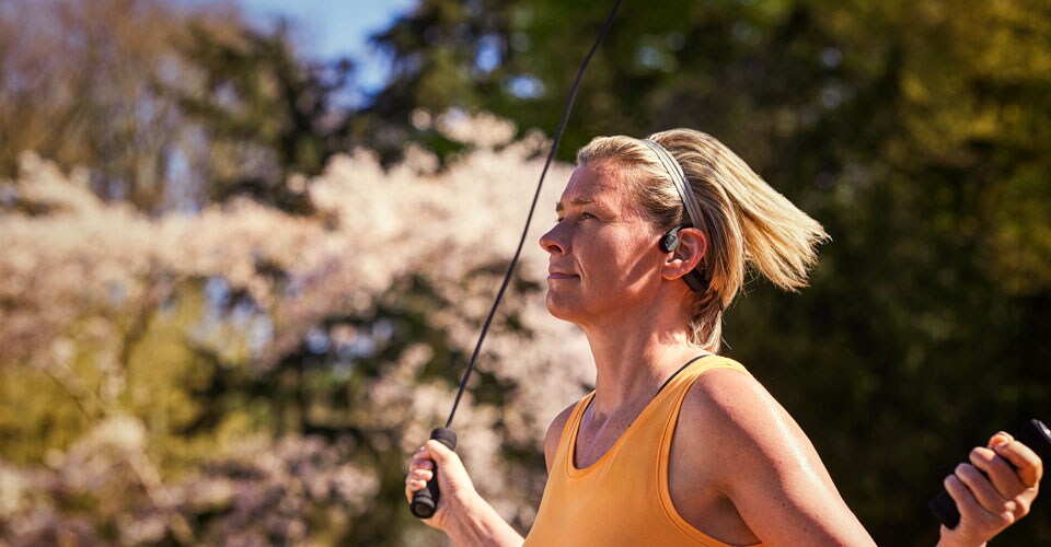 Sportaš koji koristi slušalice za koštanu provodljivost