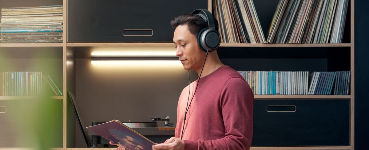 Muškarac sluša glazbu putem slušalica X3 tvrtke Philips