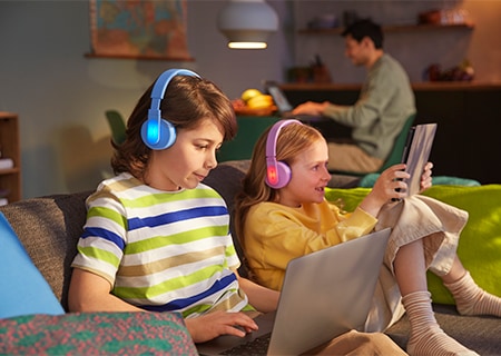 Djeca upotrebljavaju značajku živopisnih svjetlećih ploča Philips dječjih slušalica koje se stavljaju na uši