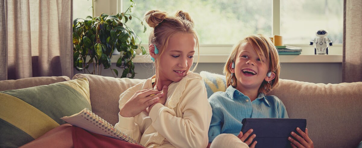 Djeca uživaju u videozapisu uz otvorene Philips dječje slušalice