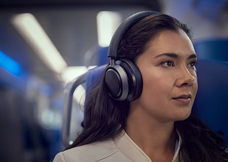 Žena uživa u Noise Canceling Pro+ sa Philips L4 slušalicama