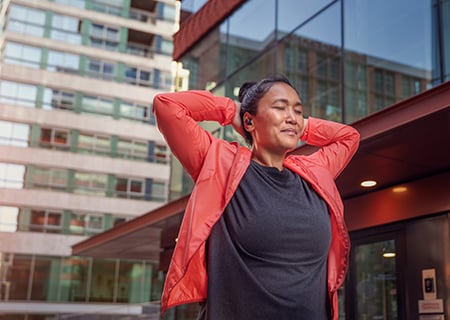 Žena koristi bežične slušalice Philips A5508 na otvorenom