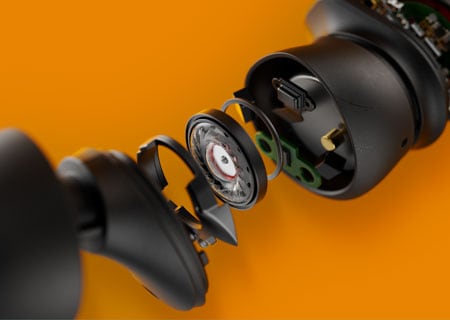 Tehnički krupni plan koji prikazuje unutarnje dijelove potpuno bežičnih slušalica
