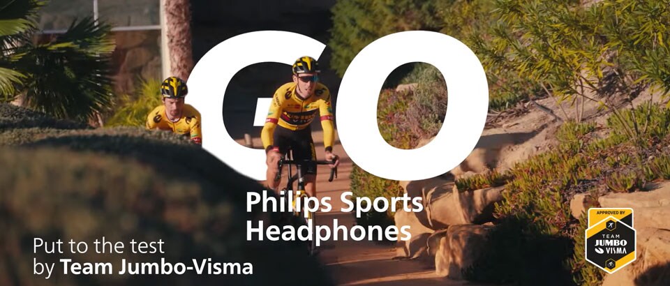 Dva sportaša iz tima Jumbo-Visma bicikliraju na otvorenom